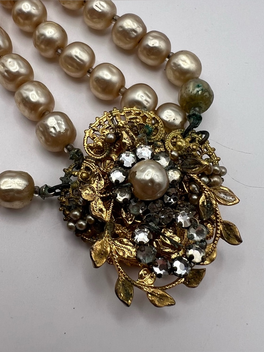 Unsigned Miriam Haskel Faux Pearl Chiker Necklace w/ Filagree Centerpiece - Picture 6 of 12